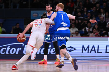 2024-02-22 - Kenan Sipahi ( Turkiye ) thwarteb by Niccolo Mannion ( Italy ) during FIBA Euro Basket group B game between Italy and Turkiye  at Vitifrigo Arena in Pesaro, Italy on   February 22, 2024 - EUROBASKET 2025 QUALIFICATIONS - ITALY VS TURKEY - EVENTS - BASKETBALL