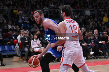 2024-02-22 - Nicolo Melli ( Italy ) thwarted by Bugrahan Tuncer ( Turkiye ) during FIBA Euro Basket group B game between Italy and Turkiye  at Vitifrigo Arena in Pesaro, Italy on   February 22, 2024 - EUROBASKET 2025 QUALIFICATIONS - ITALY VS TURKEY - EVENTS - BASKETBALL