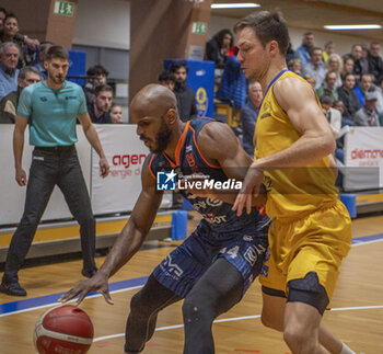 2024-03-29 - Vevey Switzerland, 03/29/2024: Darius Moten of Union Neuchatel Basket #34 against Jonathan Dubas of Vevey Riviera Basket #14 during Playoffs for the Quarter of finals. Playoffs for the Quarter of finals which is also the 2nd Play-off match of the Swiss Basket League between Vevey Riviera Basket and Union Neuchatel Basket. - SWISS BASKET LEAGUE - VEVEY RIVIERA BASKET VS UNION NEUCHATEL BASKET - EVENTS - BASKETBALL