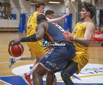 2024-03-29 - Vevey Switzerland, 03/29/2024: Arkim Robertson of Union Neuchatel Basket #9 makes a strong pass against John Rauch of Vevey Riviera Basket #33 during Playoffs for the Quarter of finals. Playoffs for the Quarter of finals which is also the 2nd Play-off match of the Swiss Basket League between Vevey Riviera Basket and Union Neuchatel Basket. - SWISS BASKET LEAGUE - VEVEY RIVIERA BASKET VS UNION NEUCHATEL BASKET - EVENTS - BASKETBALL