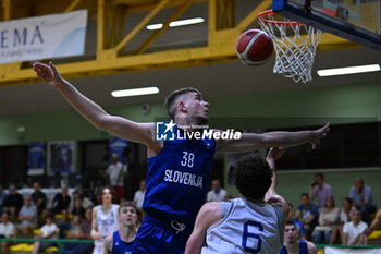 2024-07-05 - Actions of the game and players' images during the between Italy and Slovenia at Pala Cian Toma - Domegge (BL) 5 July, 2024 during the Torneo Under 20 - 22° Memorial De Silvestro/Trofeo Meneghin - TORNEO UNDER 20 - 22° MEMORIAL DE SILVESTRO/TROFEO MENEGHIN - ITALIA VS SLOVENIA - EVENTS - BASKETBALL