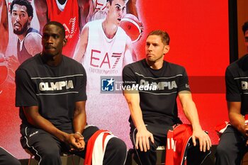 2024-09-11 - Ousmane Diop (EA7 Emporio Armani Olimpia Milano) & Fabien Causeur (EA7 Emporio Armani Olimpia Milano) - EA7 EMPORIO ARMANI MILANO - TEAM PRESENTATION - EVENTS - BASKETBALL