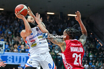 2024-01-06 - Ky Bowman ( Nutribullet Treviso Basket ) thwarted by Olivier Hanlan ( Openjobmetis Varese ) - NUTRIBULLET TREVISO BASKET VS OPENJOBMETIS VARESE - ITALIAN SERIE A - BASKETBALL