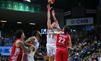 2024-01-06 - Shooting basket of Olisevicius Osvaldus ( Nutribullet Treviso Basket ) thwarted by Sean McDermott ( Openjobmetis Varese ) - NUTRIBULLET TREVISO BASKET VS OPENJOBMETIS VARESE - ITALIAN SERIE A - BASKETBALL