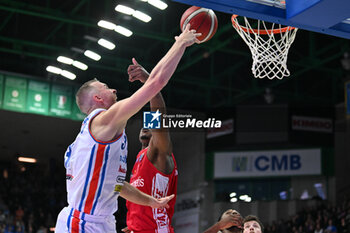 2024-01-06 - Shooting basket of Olisevicius Osvaldus ( Nutribullet Treviso Basket ) - NUTRIBULLET TREVISO BASKET VS OPENJOBMETIS VARESE - ITALIAN SERIE A - BASKETBALL