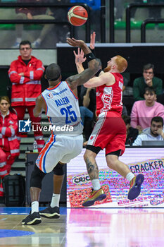2024-01-06 - Duel for the ball between Terry Allen ( Nutribullet Treviso Basket ) and Niccolo Mannion ( Openjobmetis Varese ) - NUTRIBULLET TREVISO BASKET VS OPENJOBMETIS VARESE - ITALIAN SERIE A - BASKETBALL