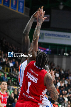 2024-01-06 - Shooting basket of Pauly Paulicap ( Nutribullet Treviso Basket ) thwarted by James Young ( Openjobmetis Varese ) - NUTRIBULLET TREVISO BASKET VS OPENJOBMETIS VARESE - ITALIAN SERIE A - BASKETBALL