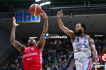 2024-01-06 - Duel for the ball between Ky Bowman ( Nutribullet Treviso Basket ) and James Young ( Openjobmetis Varese ) - NUTRIBULLET TREVISO BASKET VS OPENJOBMETIS VARESE - ITALIAN SERIE A - BASKETBALL