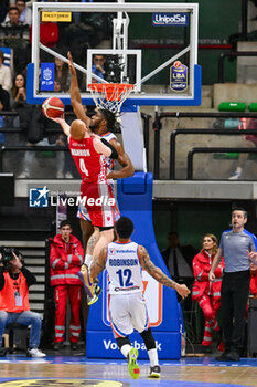 2024-01-06 - Shooting basket of Niccolo Mannion thwarted by Pauly Paulicap ( Nutribullet Treviso Basket ) - NUTRIBULLET TREVISO BASKET VS OPENJOBMETIS VARESE - ITALIAN SERIE A - BASKETBALL