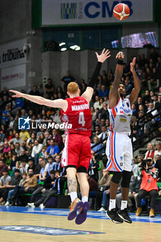 2024-01-06 - Sospension shot of Terry Allen ( Nutribullet Treviso Basket ) thwarted by Niccolo Mannion ( Openjobmetis Varese ) - NUTRIBULLET TREVISO BASKET VS OPENJOBMETIS VARESE - ITALIAN SERIE A - BASKETBALL