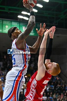 2024-01-06 - Sospension shot of Terry Allen ( Nutribullet Treviso Basket ) thwarted by Niccolo Mannion ( Openjobmetis Varese ) - NUTRIBULLET TREVISO BASKET VS OPENJOBMETIS VARESE - ITALIAN SERIE A - BASKETBALL