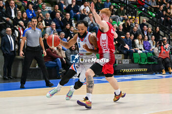 2024-01-06 - Ky Bowman ( Nutribullet Treviso Basket ) thwarted by Niccolo Mannion ( Openjobmetis Varese ) - NUTRIBULLET TREVISO BASKET VS OPENJOBMETIS VARESE - ITALIAN SERIE A - BASKETBALL