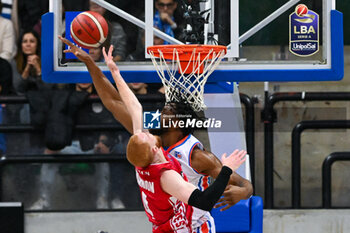 2024-01-06 - Contraste under the basket between Niccolo Mannion thwarted and Pauly Paulicap ( Nutribullet Treviso Basket ) - NUTRIBULLET TREVISO BASKET VS OPENJOBMETIS VARESE - ITALIAN SERIE A - BASKETBALL