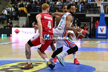 2024-01-06 - Duel between Niccolo Mannion ( Openjobmetis Varese ) and Ky Bowman ( Nutribullet Treviso Basket ) - NUTRIBULLET TREVISO BASKET VS OPENJOBMETIS VARESE - ITALIAN SERIE A - BASKETBALL
