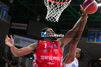 2024-01-06 - Duel for the ball between Spencer Skylar ( Openjobmetis Varese ) and Pauly Paulicap ( Nutribullet Treviso Basket ) - NUTRIBULLET TREVISO BASKET VS OPENJOBMETIS VARESE - ITALIAN SERIE A - BASKETBALL