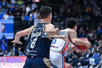 2024-01-21 - Alessandro Zanelli ( Nutribullet Treviso Basket ) thwarted by Filip Kristin ( Banco di Sardegna Sassari ) - NUTRIBULLET TREVISO BASKET VS BANCO DI SARDEGNA SASSARI - ITALIAN SERIE A - BASKETBALL