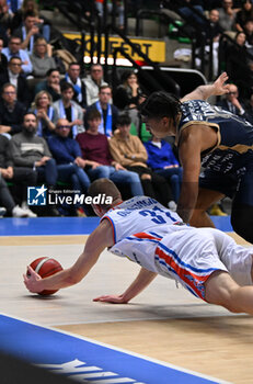2024-01-21 - Olisevicius Osvaldas ( Nutribullet Treviso Basket ) recovers the ball with a dive to the ground - NUTRIBULLET TREVISO BASKET VS BANCO DI SARDEGNA SASSARI - ITALIAN SERIE A - BASKETBALL