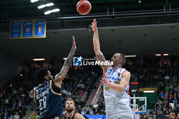 2024-01-21 - Sospension shot of Olisevicius Osvaldas ( Nutribullet Treviso Basket ) - NUTRIBULLET TREVISO BASKET VS BANCO DI SARDEGNA SASSARI - ITALIAN SERIE A - BASKETBALL