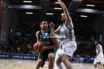 2024-02-04 - Nathan Adrian (Vanoli Basket Cremona) - BANCO DI SARDEGNA SASSARI VS VANOLI BASKET CREMONA - ITALIAN SERIE A - BASKETBALL