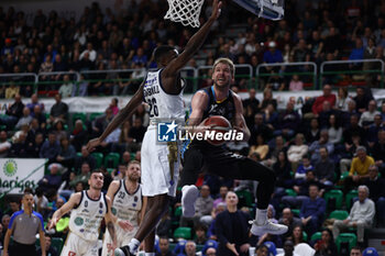2024-02-04 - Wayne Mccullough (Vanoli Basket Cremona) - BANCO DI SARDEGNA SASSARI VS VANOLI BASKET CREMONA - ITALIAN SERIE A - BASKETBALL