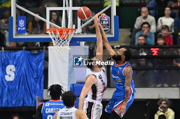 2024-02-05 - Duel under the basket between Ky Bowman ( Mutribullet Treviso Basket ) and Ante Zizic ( Virtus Segafredo Bologna ) - NUTRIBULLET TREVISO BASKET VS VIRTUS SEGAFREDO BOLOGNA - ITALIAN SERIE A - BASKETBALL