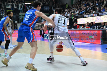 2024-02-05 - Diuel for the ball between Leonardo Faggian ( Nutribullet Treviso Basket ) and Tomike Shengelia ( Virtus Segafredo Bologna ) - NUTRIBULLET TREVISO BASKET VS VIRTUS SEGAFREDO BOLOGNA - ITALIAN SERIE A - BASKETBALL