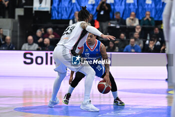 2024-02-05 - Duel between Justin Robinson ( Nutribullet Treviso Basket ) and Daniel Hackett ( Virtus Segafredo Bologna ) - NUTRIBULLET TREVISO BASKET VS VIRTUS SEGAFREDO BOLOGNA - ITALIAN SERIE A - BASKETBALL