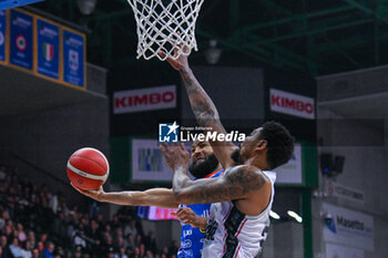 2024-02-05 - Ky Bowman ( Nutribullet Treviso Basket ) contraste by Jordan Mickey ( Virtus Segafredo Bologna ) - NUTRIBULLET TREVISO BASKET VS VIRTUS SEGAFREDO BOLOGNA - ITALIAN SERIE A - BASKETBALL