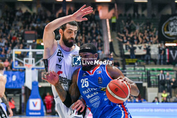 2024-02-05 - Terry Allen ( Nutribillet Treviso Basket ) thwarted by Tornike Shengelia ( Virtus Segafredo Bologna ) - NUTRIBULLET TREVISO BASKET VS VIRTUS SEGAFREDO BOLOGNA - ITALIAN SERIE A - BASKETBALL