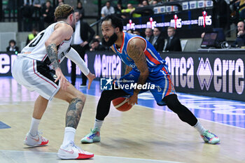 2024-02-05 - Duel for the ball between Ky Bowman ( Nutribillet Treviso Basket ) and Isaia Cordinier ( Virtus Segafredo Bologna ) - NUTRIBULLET TREVISO BASKET VS VIRTUS SEGAFREDO BOLOGNA - ITALIAN SERIE A - BASKETBALL