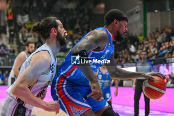 2024-02-05 - Terry Allen ( Nutribillet Treviso Basket ) thwarted by Tornike Shengelia ( Virtus Segafredo Bologna ) - NUTRIBULLET TREVISO BASKET VS VIRTUS SEGAFREDO BOLOGNA - ITALIAN SERIE A - BASKETBALL
