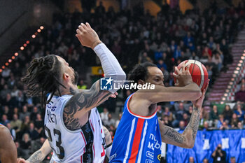 2024-02-05 - Ky Bowman ( Nutribillet Treviso Basket ) thwarted by Daniel Hackett ( Virtus Segafredo Bologna ) - NUTRIBULLET TREVISO BASKET VS VIRTUS SEGAFREDO BOLOGNA - ITALIAN SERIE A - BASKETBALL