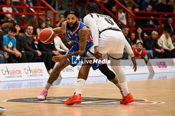 2024-03-03 - Kyran Bowman (0) Nutribullet Treviso thwarted by Javob Everse Pullen (0) Ge.Vi. Napoli Basket during the series A of italian LBA Basketball Championship match Ge.Vi Napoli vs Nutribullet Trevio at the Palabarbuto - Napoli (Na), March 3, 2024 - GEVI NAPOLI BASKET VS NUTRIBULLET TREVISO BASKET - ITALIAN SERIE A - BASKETBALL