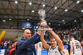 2024-03-03 - Giovanni De Nicolao (5) Ge.Vi. Napoli Basket shows the Coppa Italia won final Height during the series A of italian LBA Basketball Championship match Ge.Vi Napoli vs Nutribullet Trevio at the Palabarbuto - Napoli (Na), March 3, 2024 - GEVI NAPOLI BASKET VS NUTRIBULLET TREVISO BASKET - ITALIAN SERIE A - BASKETBALL
