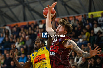 2024-03-03 - Gerry Blakes (4) Scafati Basket 1969 thwarted by Kile Wiltjer (33) Umana Reyer Venezia during the series A of italian LBA Basketball Championship match Scafati Basket vs Umana Reyer Venezia at the Palamangano - Scafati (Sa), March 3, 2024 - GIVOVA SCAFATI VS UMANA REYER VENEZIA - ITALIAN SERIE A - BASKETBALL