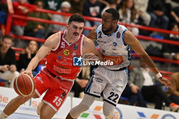 2024-03-16 - Lorenzo Saccaggi of Estra Pistoia and Brown of Gevi Napoli Basket - GEVI NAPOLI BASKET VS ESTRA PISTOIA - ITALIAN SERIE A - BASKETBALL
