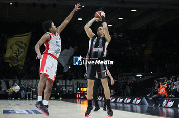 2024-04-01 - Iffe Lundberg (Segafredo Virtus Bologna) in action thwarted by Charlie Edward Moore (Estra Pistoia) during the LBA italian A1 series basketball championship match Segafredo Virtus Bologna Vs. Estra Pistoia at Segafredo Arena, Bologna, Italy, April 01, 2024 - Photo: Michele Nucci - VIRTUS SEGAFREDO BOLOGNA VS ESTRA PISTOIA - ITALIAN SERIE A - BASKETBALL