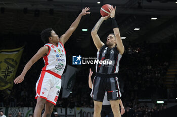 2024-04-01 - Iffe Lundberg (Segafredo Virtus Bologna) in action thwarted by Charlie Edward Moore (Estra Pistoia) during the LBA italian A1 series basketball championship match Segafredo Virtus Bologna Vs. Estra Pistoia at Segafredo Arena, Bologna, Italy, April 01, 2024 - Photo: Michele Nucci - VIRTUS SEGAFREDO BOLOGNA VS ESTRA PISTOIA - ITALIAN SERIE A - BASKETBALL
