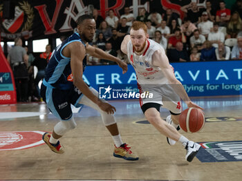 2024-04-07 - 04 Niccolo Mannion Openjobmetis Varese and 22 Markel BrownGenerazione Vincente Napoli during the LBA Italy Championship match between Openjobmetis Varese vs Generazione Vincente Napoli , in Varese, Italy, on April 7, 2024 - OPENJOBMETIS VARESE VS GEVI NAPOLI BASKET - ITALIAN SERIE A - BASKETBALL