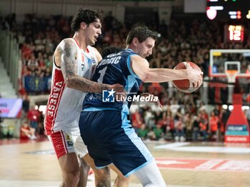 2024-04-07 - 01 Tomislav Zubcic Generazione Vincente Napoli and 06 Scott Ulaneo Openjobmetis Varese during the LBA Italy Championship match between Openjobmetis Varese vs Generazione Vincente Napoli , in Varese, Italy, on April 7, 2024 - OPENJOBMETIS VARESE VS GEVI NAPOLI BASKET - ITALIAN SERIE A - BASKETBALL