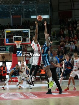 2024-04-07 - 07 Skylar Spencer Openjobmetis Varese and 11 Tariq Owens Generazione Vincente Napoli during the LBA Italy Championship match between Openjobmetis Varese vs Generazione Vincente Napoli , in Varese, Italy, on April 7, 2024 - OPENJOBMETIS VARESE VS GEVI NAPOLI BASKET - ITALIAN SERIE A - BASKETBALL