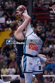 2024-04-14 - Jacob Everse Pullen of GeVi Napoli Basket defends - GEVI NAPOLI BASKET VS BANCO DI SARDEGNA SASSARI - ITALIAN SERIE A - BASKETBALL
