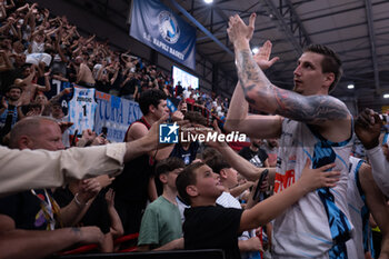 2024-04-14 - Tomislav Zubicic of GeVi Napoli Basket celebrates after winning against Sassari - GEVI NAPOLI BASKET VS BANCO DI SARDEGNA SASSARI - ITALIAN SERIE A - BASKETBALL