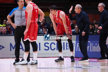 28/04/2024 - Ettore Messina, head coach EA7 Emporio Armani Olimpia Milano & his player Guglielmo Caruso (EA7 Emporio Armani Olimpia Milano) - EA7 EMPORIO ARMANI MILANO VS GERMANI BRESCIA - SERIE A ITALIA - BASKET