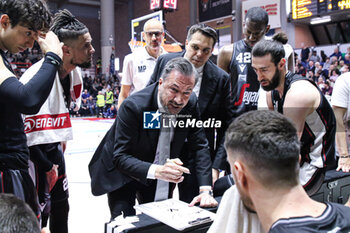 2024-04-28 - Luca Banchi (Virtus Segrafredo Bologna) - BERTRAM DERTHONA TORTONA VS VIRTUS SEGAFREDO BOLOGNA - ITALIAN SERIE A - BASKETBALL