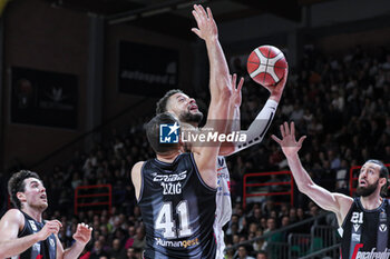 2024-04-28 - #34 Kyle Weems (Bertram Derthona Basket Tortona) and #41 Zizic Ante (Virtus Segafredo Bologna) - BERTRAM DERTHONA TORTONA VS VIRTUS SEGAFREDO BOLOGNA - ITALIAN SERIE A - BASKETBALL