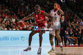 2024-04-28 - Gabe Brown #44 of Pallacanestro Varese OpenJobMetis (R) competes for the ball against D'Angelo Harrison #7 of Nutribullet Treviso Basket (R) during LBA Lega Basket A 2023/24 Regular Season game between Pallacanestro Varese OpenJobMetis and Nutribullet Treviso Basket at Itelyum Arena, Varese, Italy on April 28, 2024 - OPENJOBMETIS VARESE VS NUTRIBULLET TREVISO BASKET - ITALIAN SERIE A - BASKETBALL