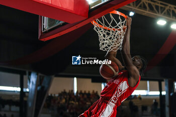 2024-04-28 - Gabe Brown #44 of Pallacanestro Varese OpenJobMetis dunks during LBA Lega Basket A 2023/24 Regular Season game between Pallacanestro Varese OpenJobMetis and Nutribullet Treviso Basket at Itelyum Arena, Varese, Italy on April 28, 2024 - OPENJOBMETIS VARESE VS NUTRIBULLET TREVISO BASKET - ITALIAN SERIE A - BASKETBALL