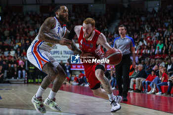 2024-04-28 - Niccolo Mannion #4 of Pallacanestro Varese OpenJobMetis (R) competes for the ball against D'Angelo Harrison #7 of Nutribullet Treviso Basket (L) during LBA Lega Basket A 2023/24 Regular Season game between Pallacanestro Varese OpenJobMetis and Nutribullet Treviso Basket at Itelyum Arena, Varese, Italy on April 28, 2024 - OPENJOBMETIS VARESE VS NUTRIBULLET TREVISO BASKET - ITALIAN SERIE A - BASKETBALL
