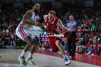 28/04/2024 - Niccolo Mannion #4 of Pallacanestro Varese OpenJobMetis (R) competes for the ball against D'Angelo Harrison #7 of Nutribullet Treviso Basket (L) during LBA Lega Basket A 2023/24 Regular Season game between Pallacanestro Varese OpenJobMetis and Nutribullet Treviso Basket at Itelyum Arena, Varese, Italy on April 28, 2024 - OPENJOBMETIS VARESE VS NUTRIBULLET TREVISO BASKET - SERIE A ITALIA - BASKET